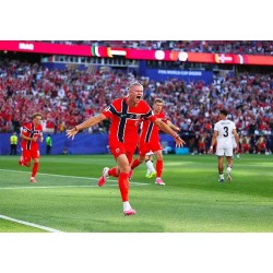 Haaland en Mbappé scoren allebei twee keer in hun openingswedstrijden; een confrontatie tussen de twee giganten is aanstaande. Haaland en Mbappé scoren allebei twee keer in hun openingswedstrijden; een confrontatie tussen de twee giganten is aanstaande.